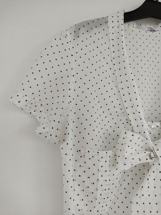Camisa branca com bolinhas