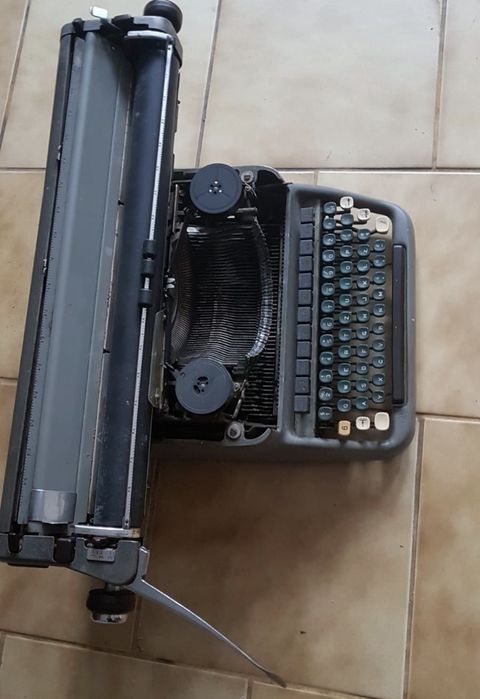 Maszyna do pisania z długim wałkiem