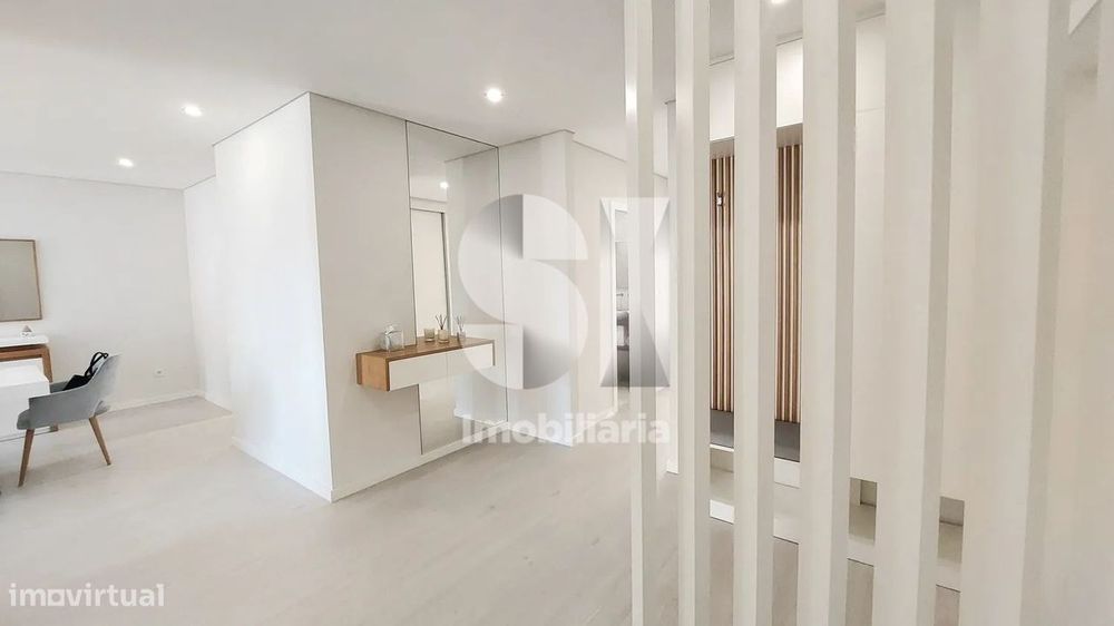 Elegant Renovated T3 in Póvoa | Beach and Garage