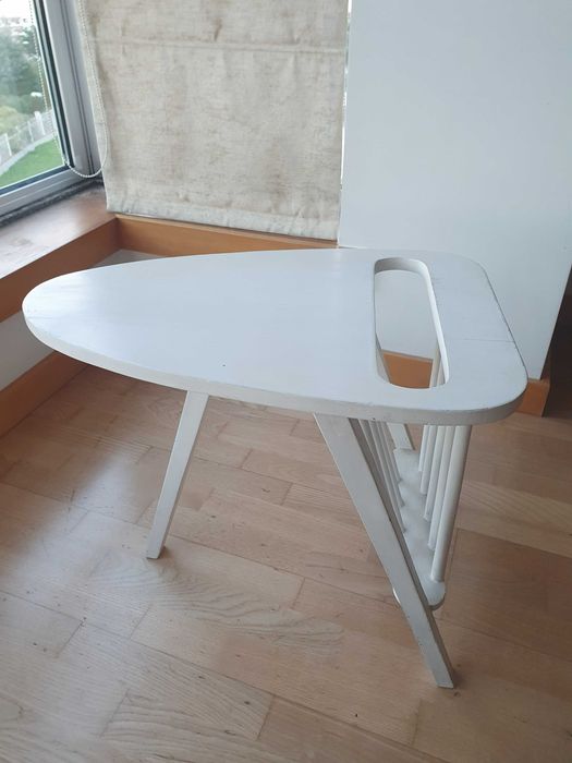 Móvel de apoio branco, em madeira
