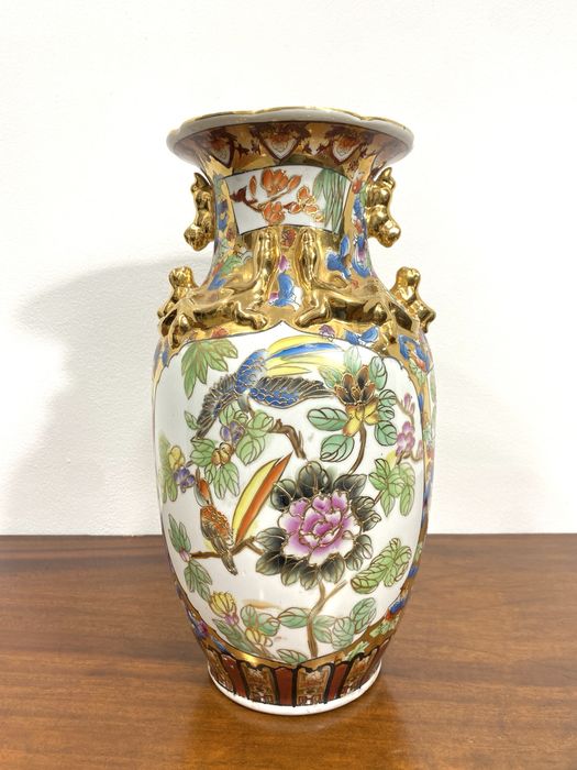 Jarra em porcelana chinesa.