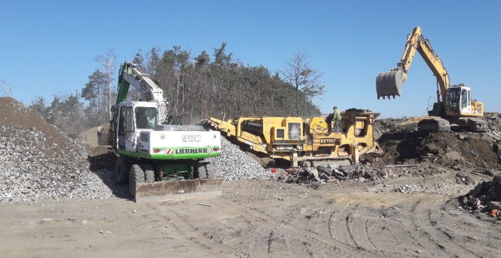 Niwelacja terenu, prace ziemne, spych, cat, koparka, walec, równiarka