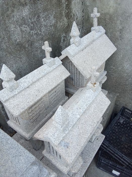 Espigueiros pequenos em granito