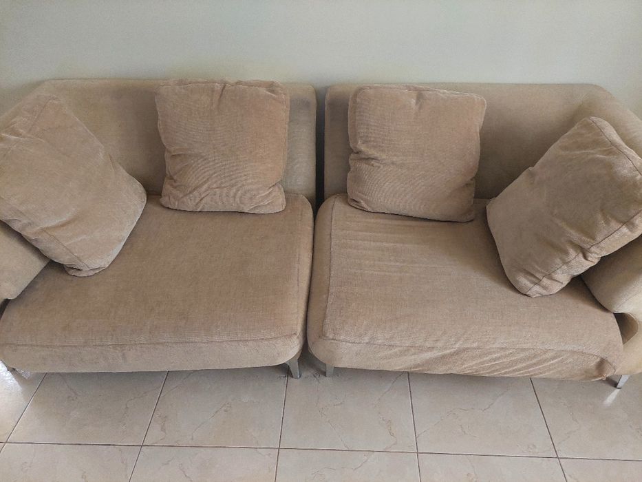 Sofa de três lugares com usado em bom estado e é lavável.