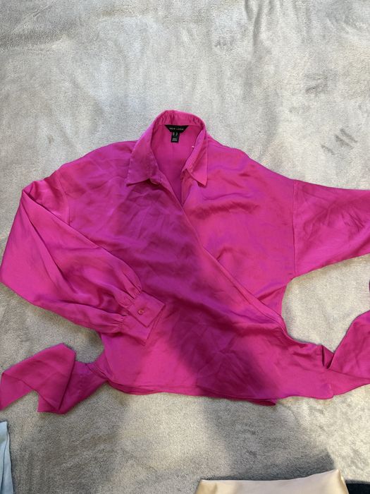 Яскрава блуза на запах