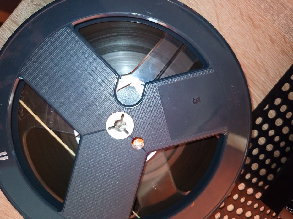 Szpula z taśmą maxell 35-90B  oraz szpule plastik i puste