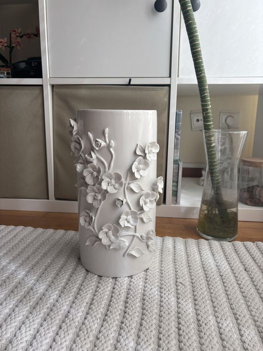 Vaso com detalhes florais