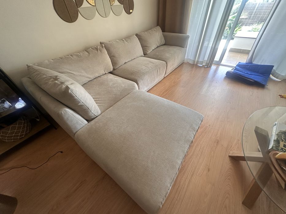 Sofa modelar XXL da loja Gato Preto veludo beje