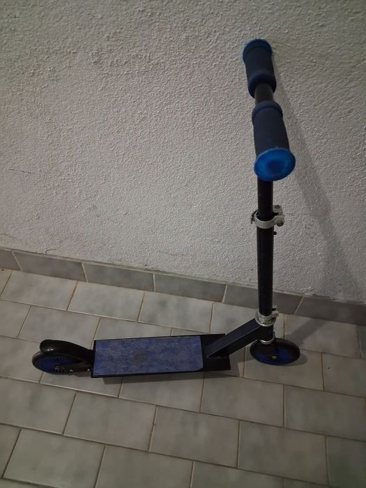 Vendo trotinete azul.