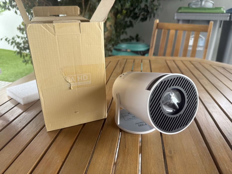 Mini Projetor Smart Portátil F300 / HY300 (Android / Wi-Fi 6 / 180°)