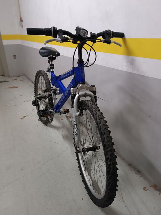 Bicicleta com mudanças e suspensão