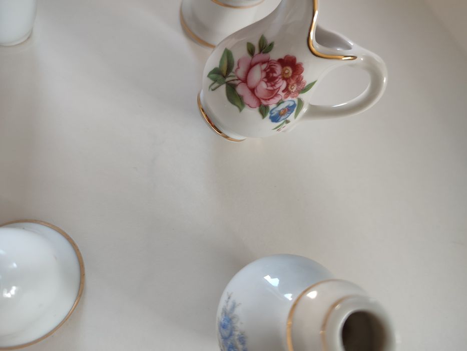 Cinco miniaturas em porcelana