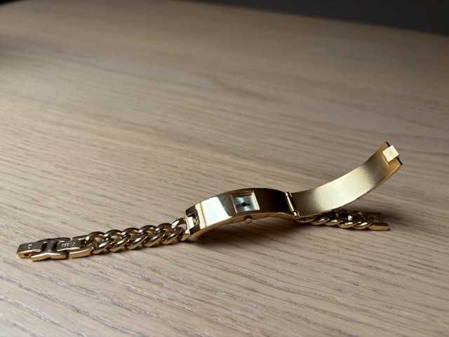 Relógio Pulseira Guess Vintage "G Locket" – Dourado & Cristais – NOVO