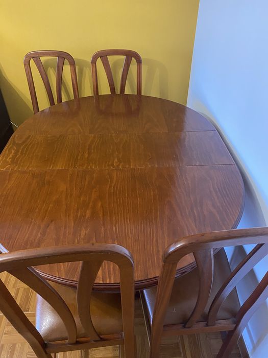 Mesa extensìvel com 4 cadeiras madeira cerejeira