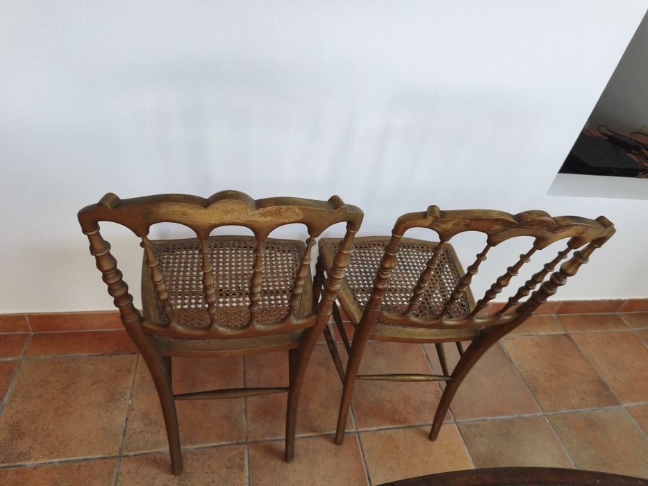 2 Cadeiras douradas com assento de palhinha