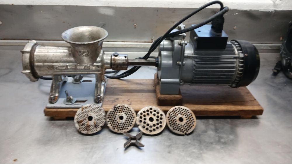 Maszynka do mielenia mięsa z silnikiem elektrycznym – komplet