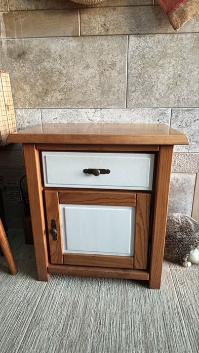 Mesa de Cabeceira em Pinho Maciço
