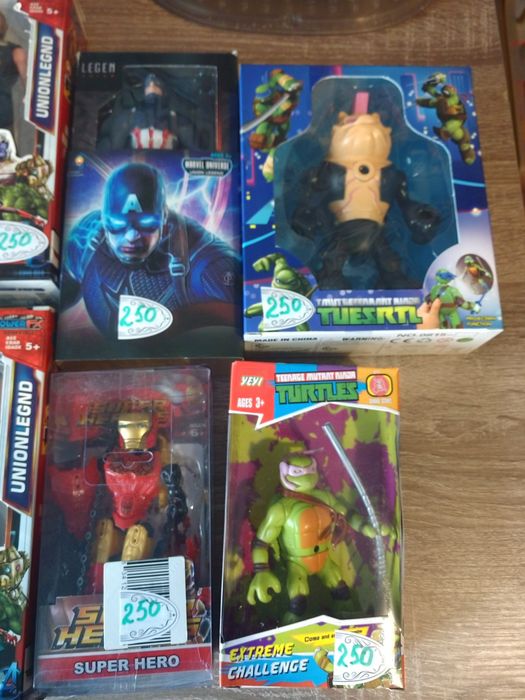 Фігурки Marvel..
