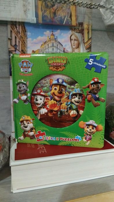 Ksiaska  +puzzle  z psy patrolnu