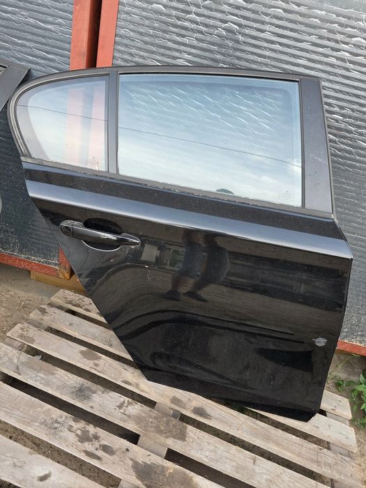Tylne prawe drzwi bmw e87  668