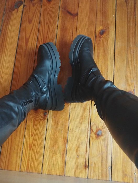 Czarne kozaki zimowe trapery