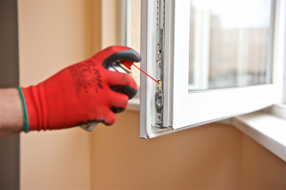 Ремонт вікон, дверей. Регулировка окон, Регулювання вікна.