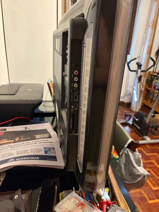 Vendo televisão e aparelhagem
