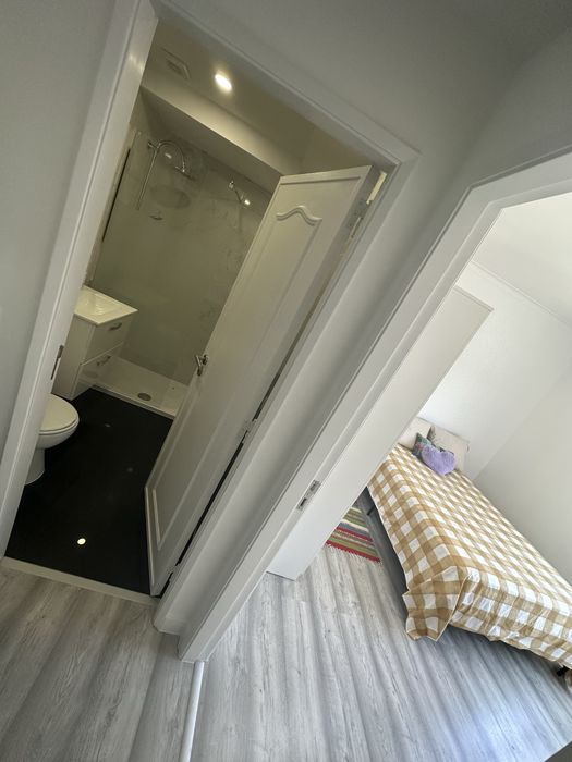 Quarto cama casal tv frigobar auto carro na porta na Amadora (São Brás)