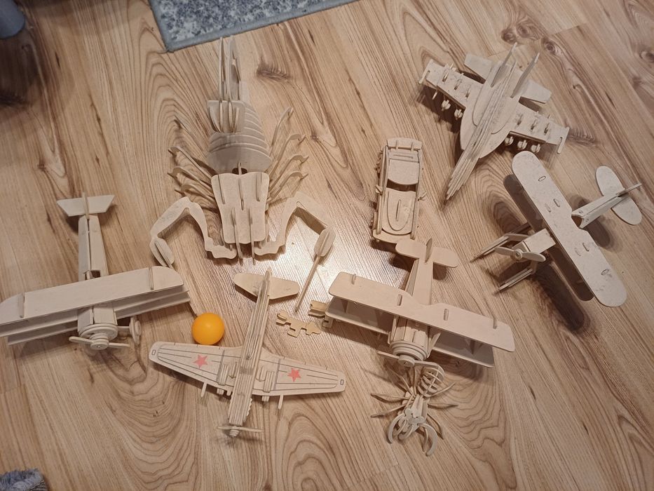 Model z drewna, samolot, pająk