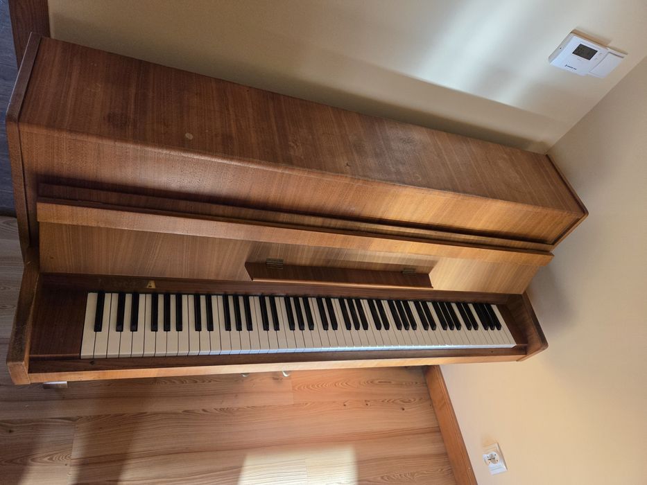 Pianino Legnica w dobrym stanie