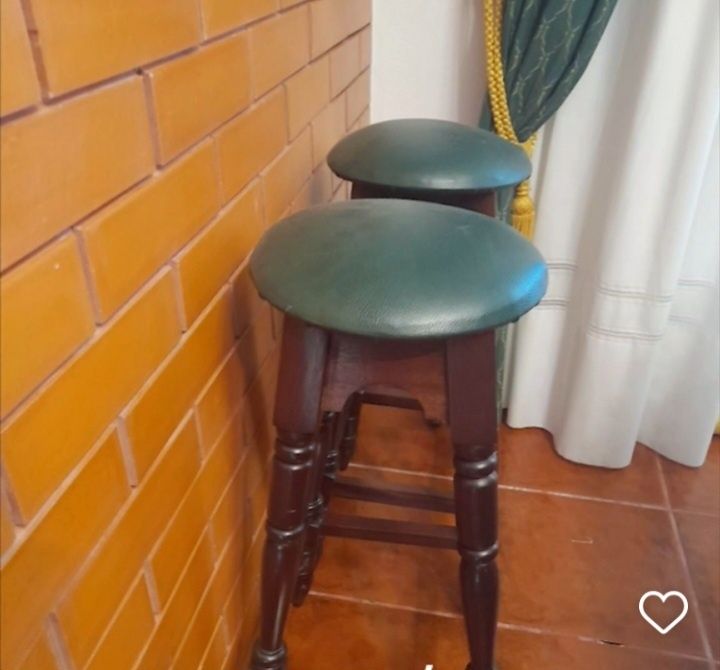 Bancos de mogno e pele