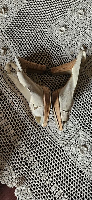 Buty na wysokiej koturnie