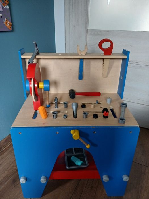 Mały majsterkowicz drewniany stolik z zabawkami