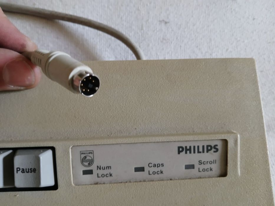 Computador antigo Philips + monitor + teclado