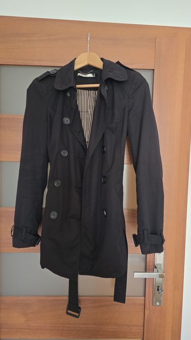 Trencz Stradivarius krótki czarny płaszcz