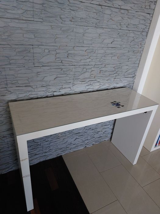 Biała konsola Ikea