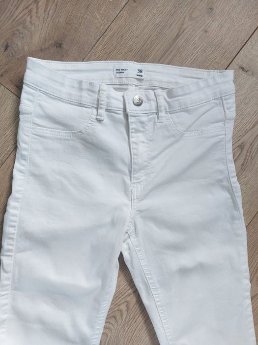 Białe spodnie rurki
