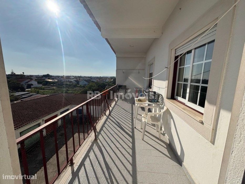 Apartamento T2 c/ Varanda e Sótão em Fazendas de Almeirim - Confort...