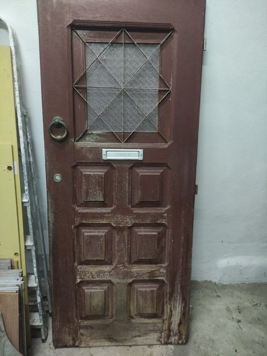 Porta Madeira de exterior com postigo