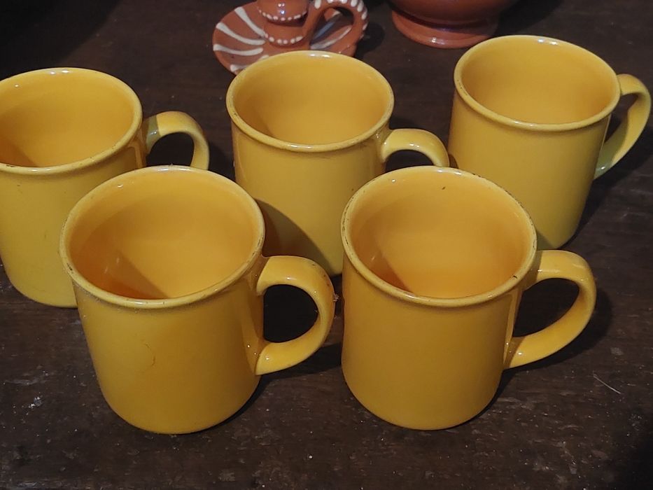Canecas louça  amarelas