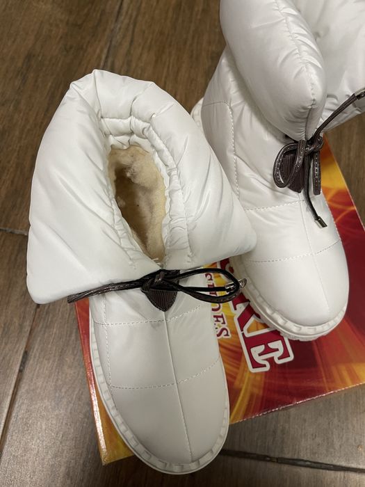 Зимове взуття біле і пудрове уги