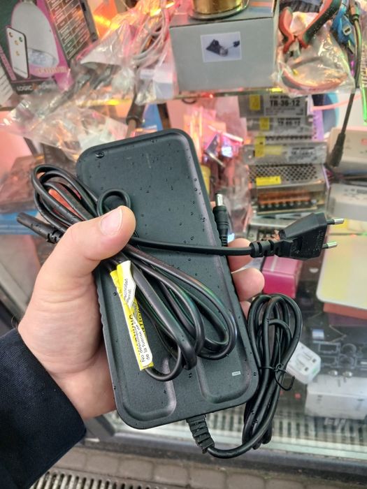 Зарядний пристрій для електросамокатів.