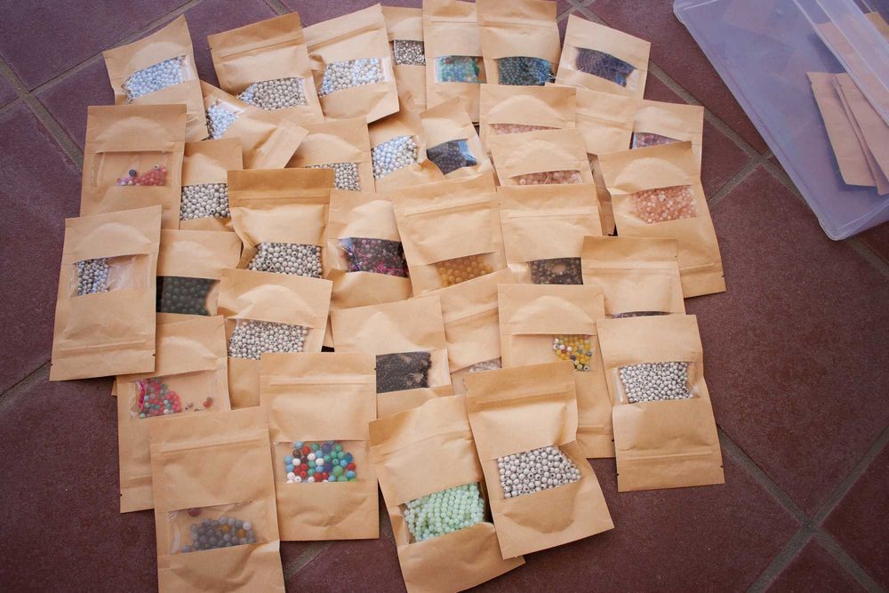 expositores e peças variadas de bijuteria