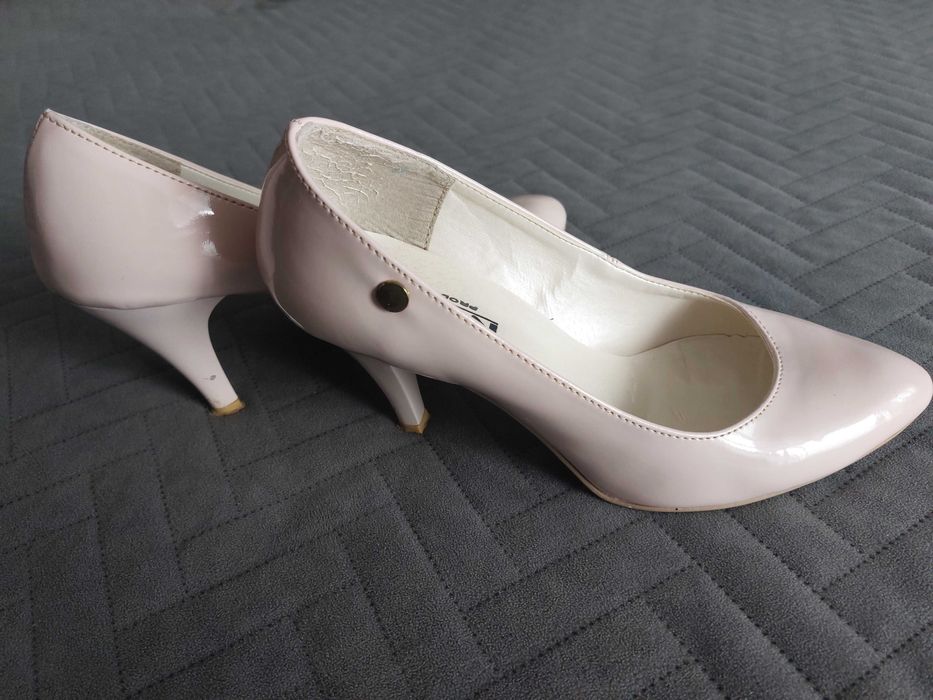 Buty na obcasie beżowe, rozm. 38