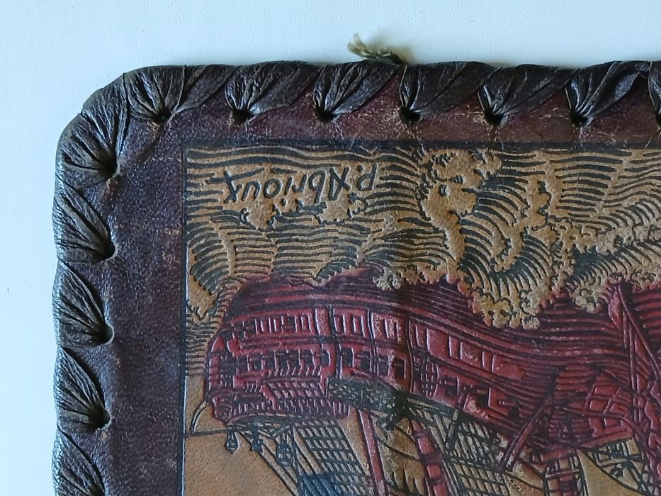 Capa de livro antiga em pele gravada