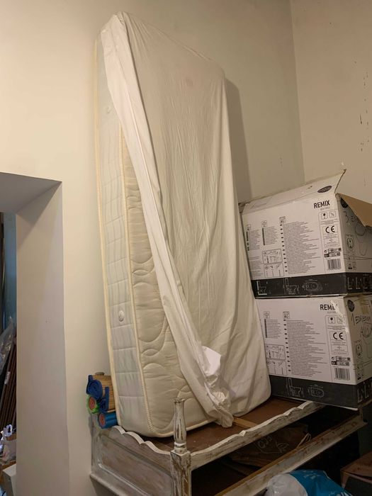 Colchão branco de solteiro