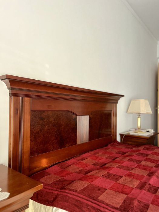 Quarto de Casal Completo Clássico — Madeira Cerejeira — Cama + Roupeiro + 2 Mesas Cabeceira