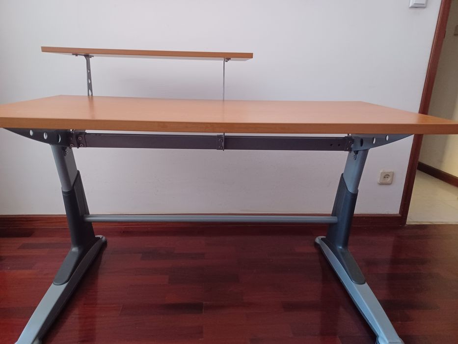 Secretária com pés metálicos e prateleira adicional
