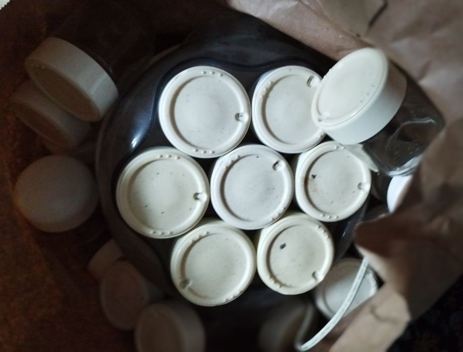 Yogurteira nova con diversos potes