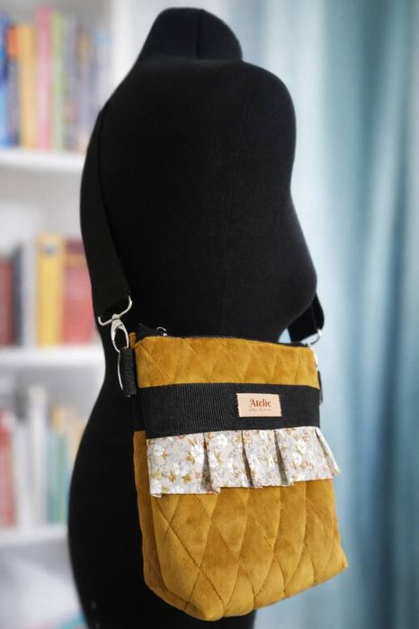 Ręcznie szyta torebka listonoszka – musztardowy welur | Handmade